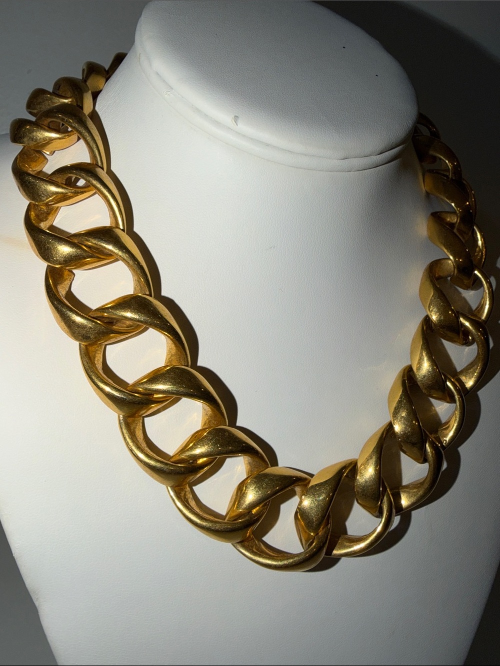 Heavy goldtone statement link necklace - Picture 3 of 12